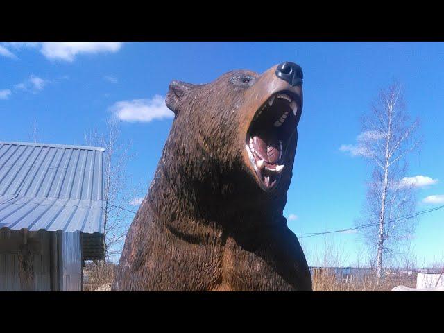 Медведь. Резьба бензапилой Большого деревянного медведя. Chainsaw carving of a large wooden bear