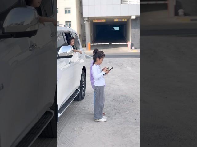 طفلة طلبت المساعدة والانقاذ من البنات وهي داخل السيارةولكن مافعلتة البنت كان صادم!!
