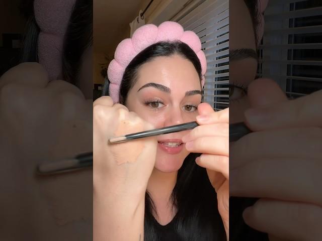 easy hack to conceal dark under eyes  #concealer #makeuptutorial #makeuphacks #concealertutorial