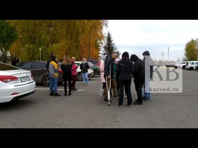 Родственники пассажиров и пилотов самолета, упавшего в Татарстане, дежурят у аэроклуба