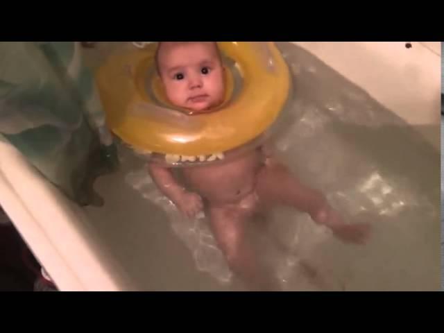 FUNNY GIRL! CHILD bathe!СМЕШНАЯ ДЕВОЧКА! РЕБЕНОК КУПАЕТСЯ!