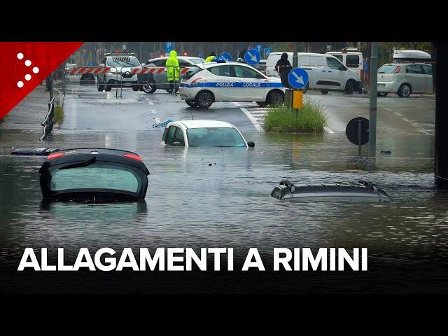 Maltempo a Rimini, spiaggia invasa dall'acqua e macchine intrappolate nei sottopassaggi allagati