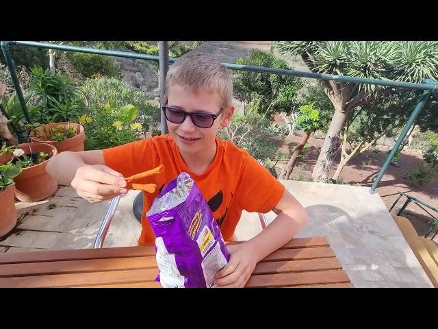 Trying Takis for the first time! Первый раз пробуем Takis!