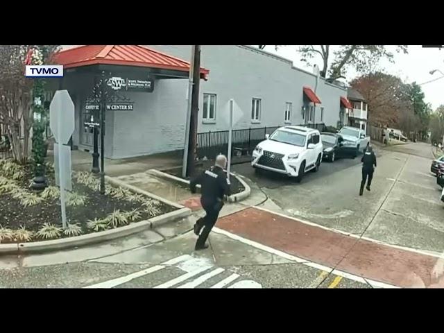 Deputies run past shackled convict escaping from courthouse