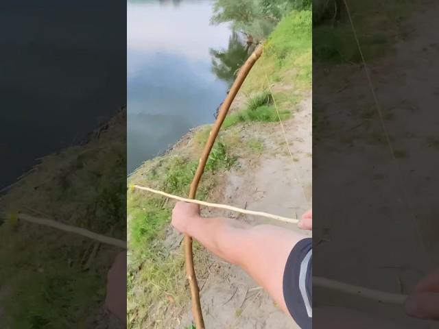 Ловим рыбу на лук  Выживание в лесу #выживание