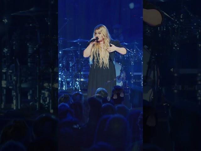 @kellyclarkson  performs "rock hudson" from new album #chemistry