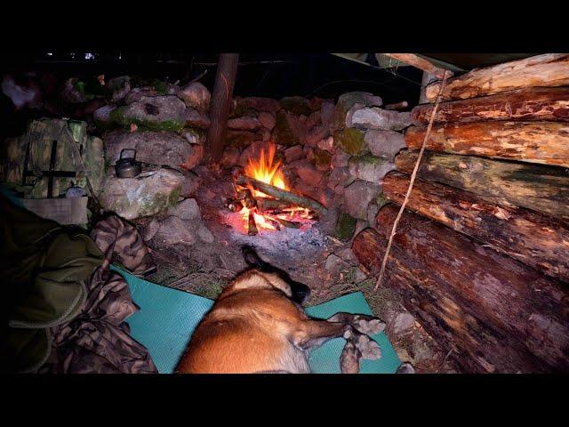 Solo-Bushcraft-Überlebensunterschlupf, Camping in der Wildnis, Kochen am Lagerfeuer, Naturgeräusche