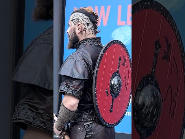 Ragnar Lothbrok Walking in Public #reactionvideo #ragnarlothbrok #foryou #cosplay #reaction #public