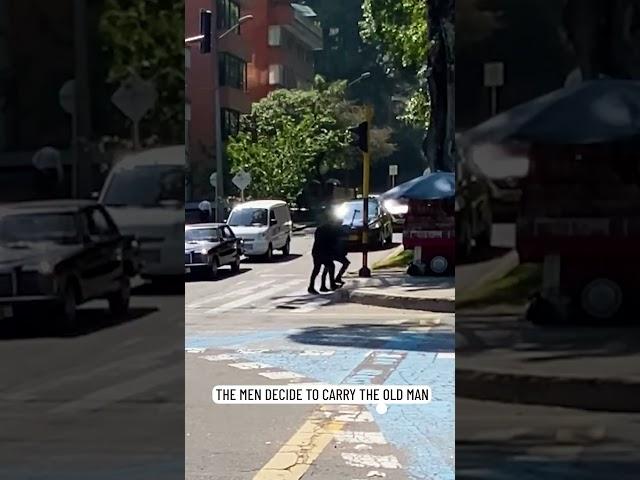 Cars Stopped… What These Drivers Did for an Elderly Man Will Restore Your Faith in Humanity ?