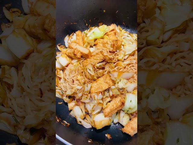 Cooking Instant Noodles Stir Fry with Taiwanese Cabbages & Fish Cakes!