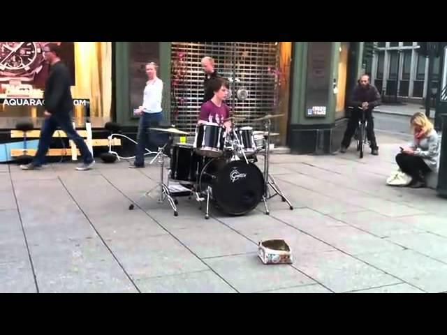 Виртуоз-барабанщик/Virtuoso drummer