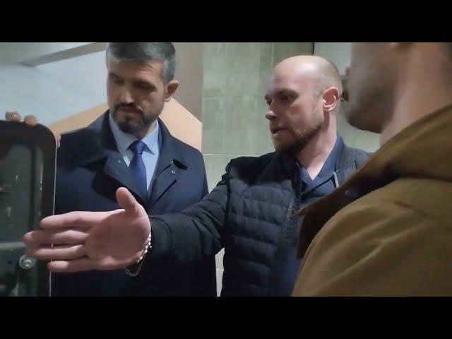 Депутат Михаил Андрианов и член команды мэра Александр Лиханов. Контроль капремонта. апрель 2024 г.
