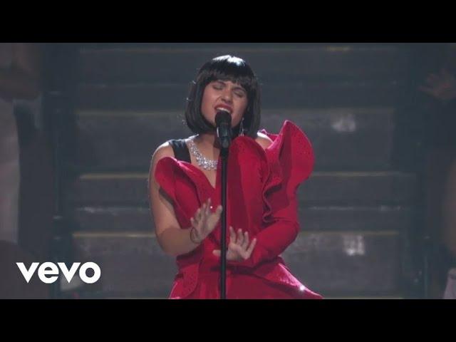 Alessia Cara - Scars To Your Beautiful  (Live At The MTV VMAs / 2017)