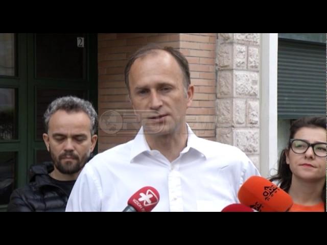 Ora News – Bojaxhi dorëzon firmat në KQZ: Partitë politike të paafta, ndryshojnë rregullat e lojës