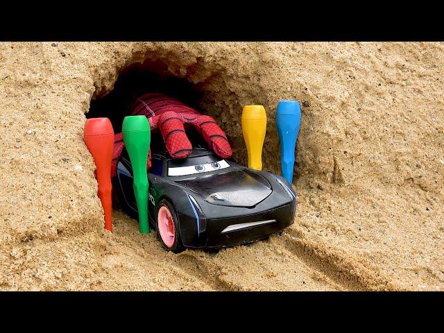 O carros de brinquedo foi arrastado para dentro da caverna pela mão do poderoso super-herói