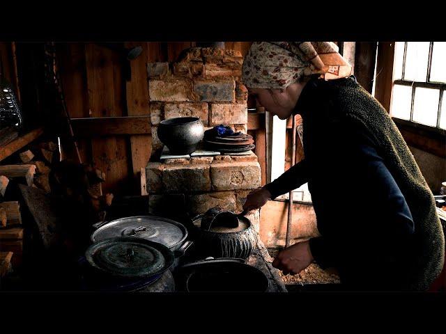 The hard life of a girl in a remote village in Ukraine! Cooking breakfast