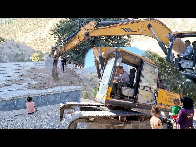 "Battle of the excavator with the stubborn rocks of the mountain to build the Betul house"