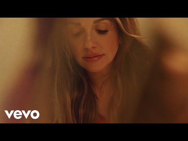 Carly Pearce - hummingbird (through the lens)