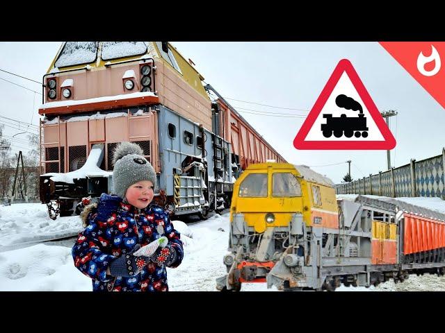 Snowplow trains at work / the train cleans the snow at the railway station