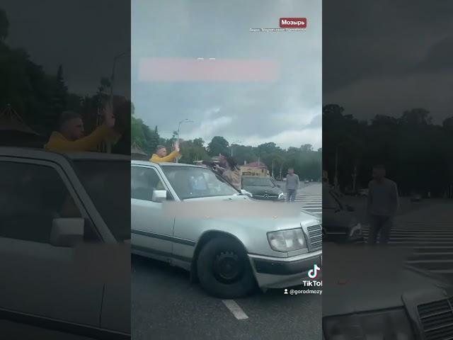 В Мозыре на дороге случилась драка — но не из-за аварии #shorts #shortsvideo #shortsyoutube