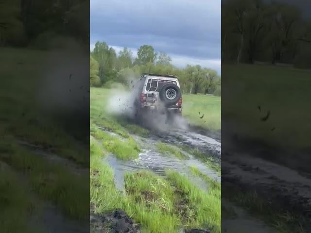 Паджеро 2 на 35 колесах едет по  болоту #4x4 #automobile #offroad #паджеро #внедорожник