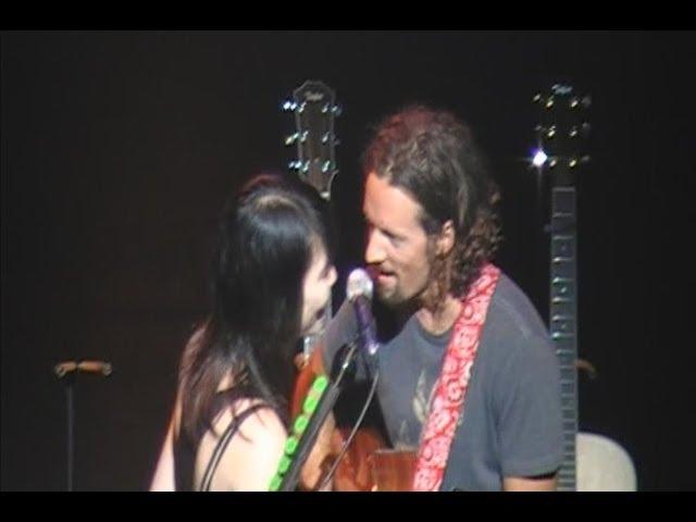 Lucky fan gets to sing "LUCKY" onstage with Jason Mraz (Esther Kim) - Auckland 15.11.11