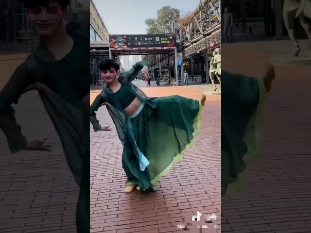 抖音小仙女舞蹈@王森是疯子【站在草原望北京一望无际无际国泰安宁，街拍广场舞街舞民族舞独舞#王森是疯子