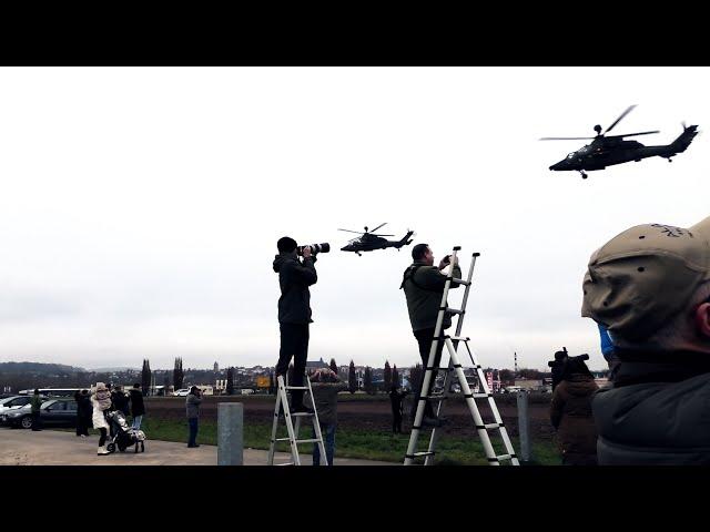 11 Kampfhubschrauber im Tiefflugmanöver über dem Bundeswehrflugplatz von Fritzlar  Jahresabschluss