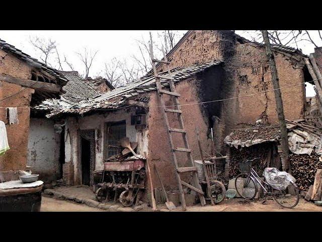 Strong mother works with villagers to build and renovate old house into luxury villa