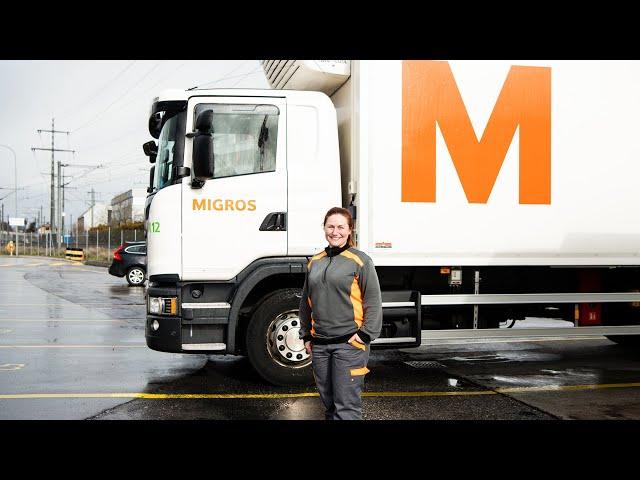 In der Fahrerkabine zu Hause: Chauffeurin bei der Migros Aare