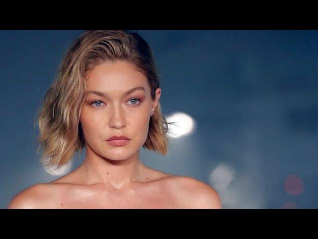 Gigi Hadid trägt Klebeband Kleid auf dem Laufsteg – und stolpert