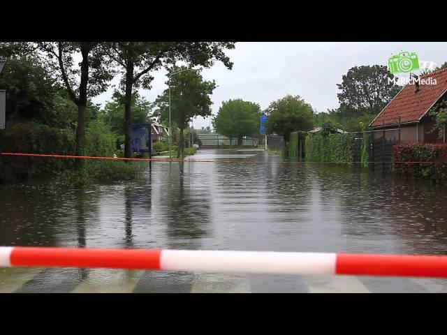 (VIDEO) Wateroverlast #Nieuwendijk Dorp tijdelijk slecht bereikbaar door heftige regenval.