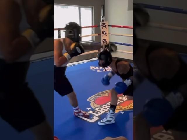 OSCAR VALDEZ SHOWS SLICK HEAD MOVEMENT AS HE SPARS FOR EMANUEL NAVARRETE