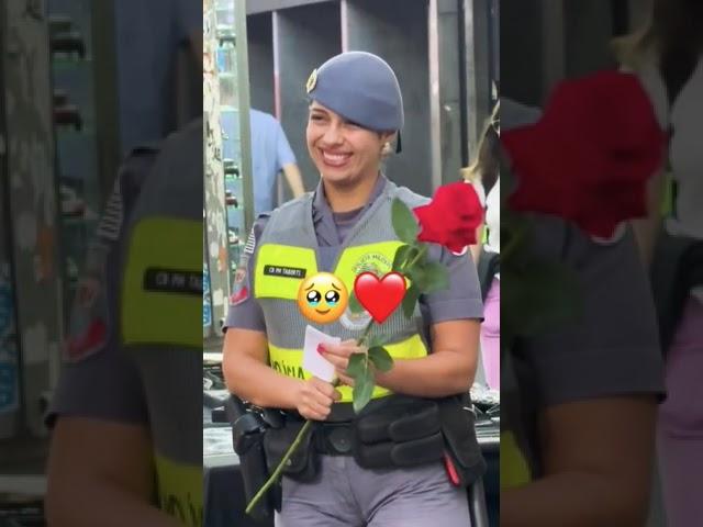 Surprise rose on policia