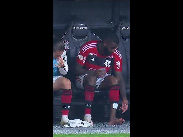 FILIPE LUÍS SE ESPANTA AO VER DEDO MACHUCADO DE GERSON | CORINTHIANS X FLAMENGO | #shorts | ge.globo