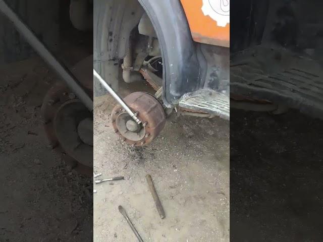 Заклинило Тормозной барабан. часть 1. #камаз #стройка #автокран #работа #крановщик #бесит #грузовик