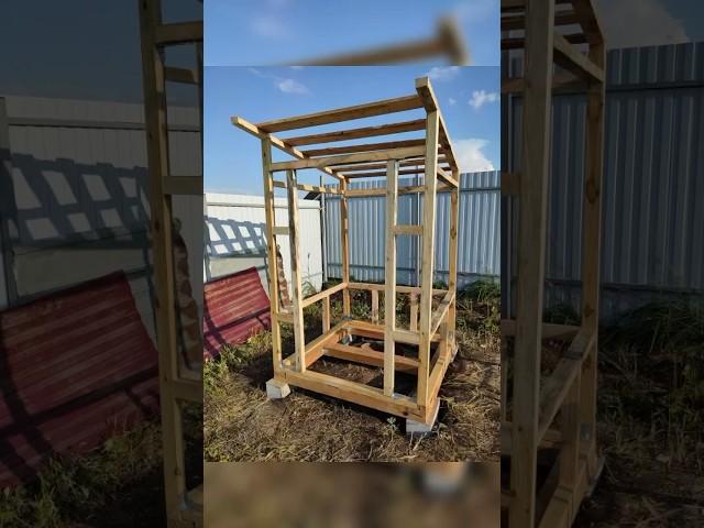 Строительство уличного туалета из дерева 