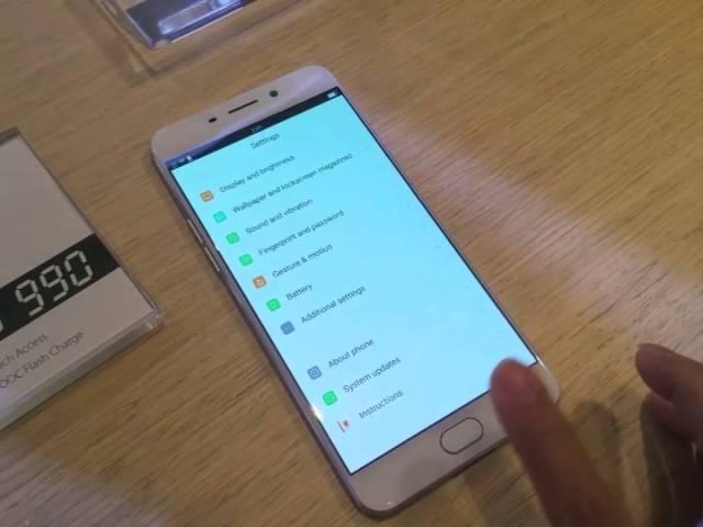 Testing the Oppo F1 Plus phone unlock with fingerprint recognition