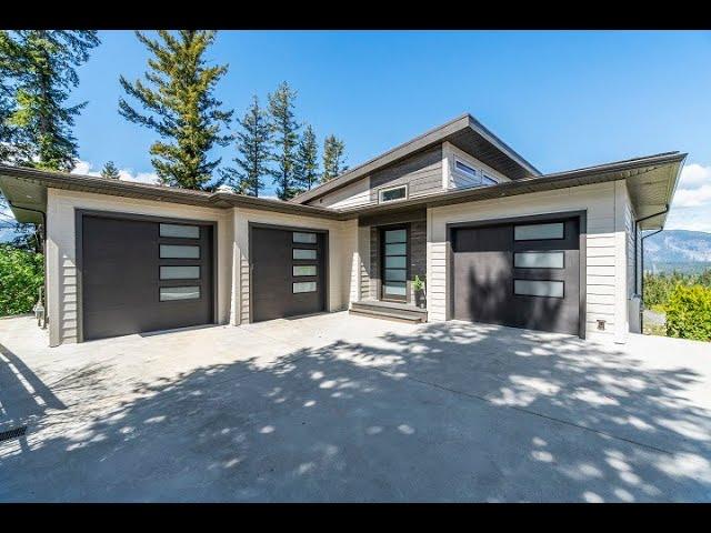 1411 SE 9 Avenue, Salmon Arm, BC  CANADA