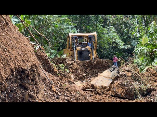 Terrible! D6R XL Bulldozer Crashes Into Mountain Making Access Road