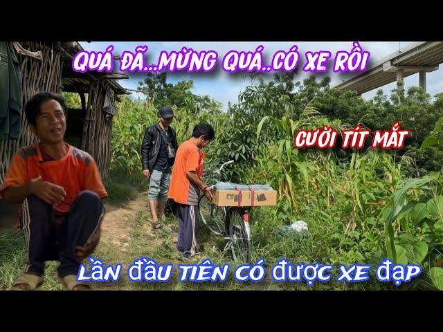 Người đàn ông LẦN ĐẦU TIÊN trong ĐỜI có được XE ÐAP sung sướng cười TÍT MẮT../424