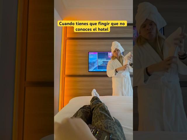 La amiga que finge que no conoce el hotel.