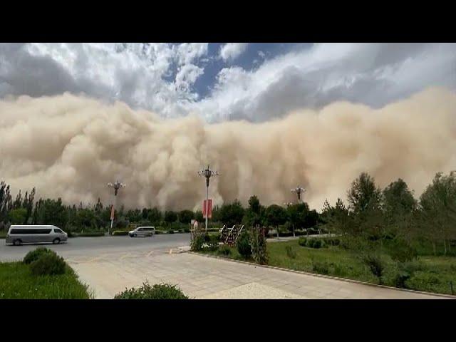 Песчаная буря накрыла китайский Дуньхуан