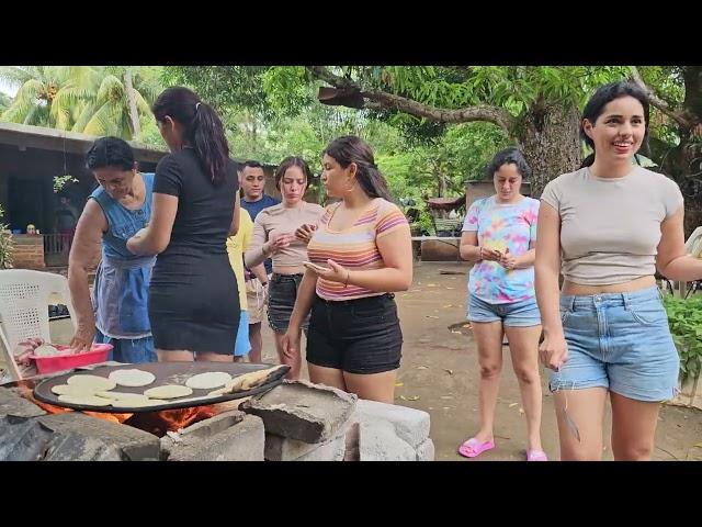 Volvimos a echar las tortillas en el patio de Tun tun