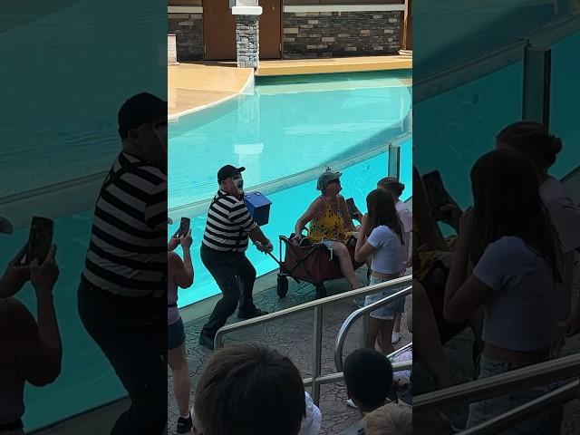 TOO HEAVY  Nevermind said Tom mime Seaworld #seaworldmime #tomthemime