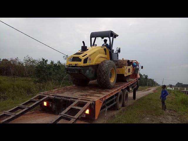 Tandem Roller Stuck Recovery By Mitshubishi Fuso Self Loader Truck Excavator