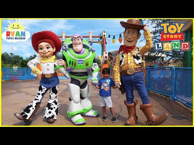 TOY STORY LAND Slinky Dog Dash Ride and Alien Swirling Saucers at Disney World with Ryan ToysReview!