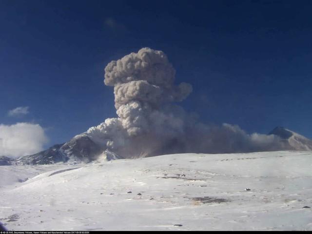 Bezymianny  volcano. Ash plume ~ 10 km ASL. 2017-03-09 03:00 UTC