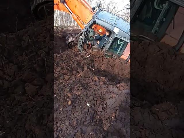 Экскаватор в болоте Хабаровский край