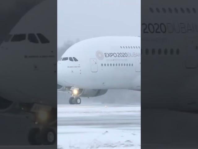 Красивая посадка в снегопад огромного Airbus A380 Emirates